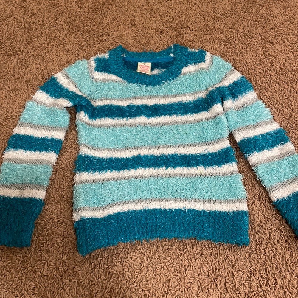 💥3 items for $15. Girl’s sweatshirt size XS(4-5)